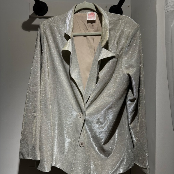 Le Lis Suit Set - Picture 11 of 15